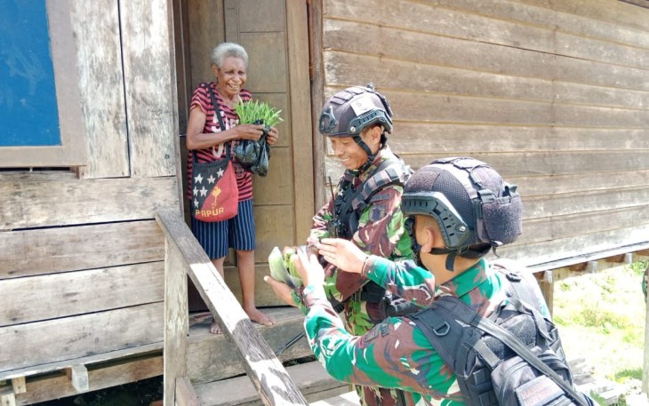 Satgas Yonif 623 saat Bagikan Hasil Panen Kepada Masyarakat