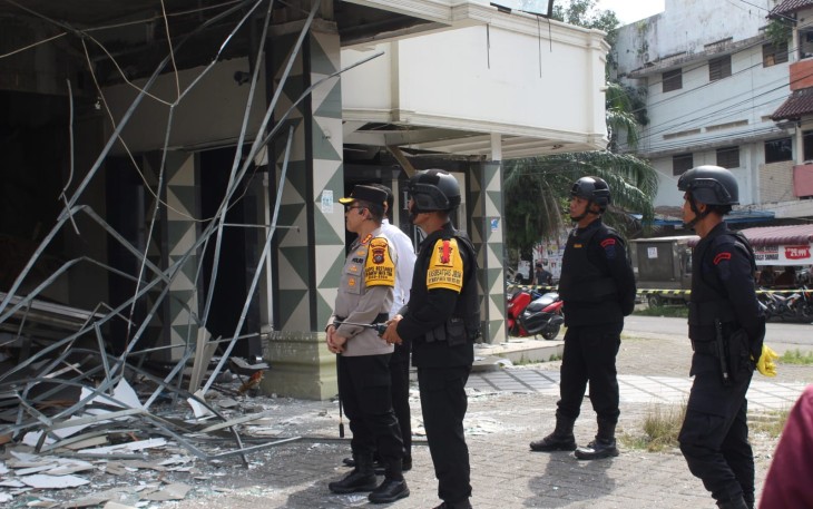 Kapolrestabes Medan, Kombes Pol Dr Teddy John Sahala Marbun SH MHum meninjau lokasi ledakan pipa gas di Jalan Sisingamangaraja tepatnya di gedung kosong eks Rumah Makan (RM) Famili