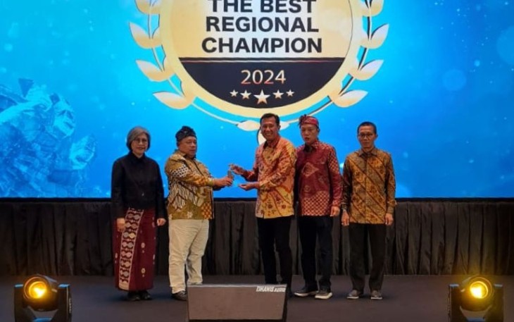 Dirut Bank Daerah Karanganyar Haryono, saat  menerima penghargaan The Best Regional Champion 2024 dari The Asian Post, Jumat (31/5/2024)