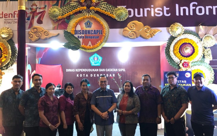Sekretaris Ditjen Dukcapil Hani Syopiar Rustam yang hadir langsung di acara Denfest