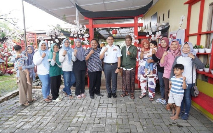 Pj. Wali Kota Batu, Aries Agung Paewai, bersama Kepala Dinas Pariwisata Arief As Sidiq didampingi Kepala Desa Sidomulyo Suharto, mengunjungi Kampung Sakura untuk melihat kesiapan peresmian, Rabu (17/1/2024)