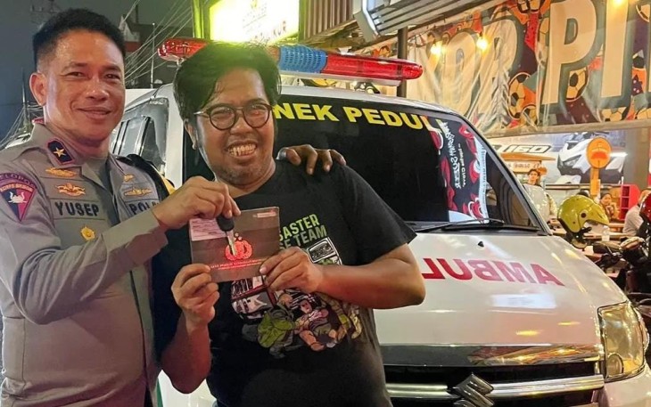 Wakapolda Jatim Brigjen Pol Akhmad Yusep Gunawan mewakili Kapolda Jatim Irjen Pol Imam Sugianto menyerahkan Mobil Ambulace di Surabaya, Selasa (9/1/2024)