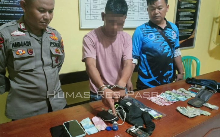 Tersangka saat diamankan dan menunjukkan barang bukti