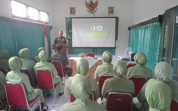 Letkol Inf Roliyanto S.I.P., M.I.P., saat memberikan sosialisasi di ruang Persit KCK Cabang XV Kodim Pacitan, Kamis (25/01/2024). 