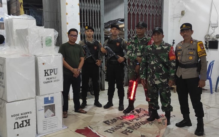 Danramil 1002-06/Barabai Kapten Inf Rudi Hartono disela-sela pengamanan logistik pemilu 2024 yang akan dibawa ke gudang logistik Kabupaten,