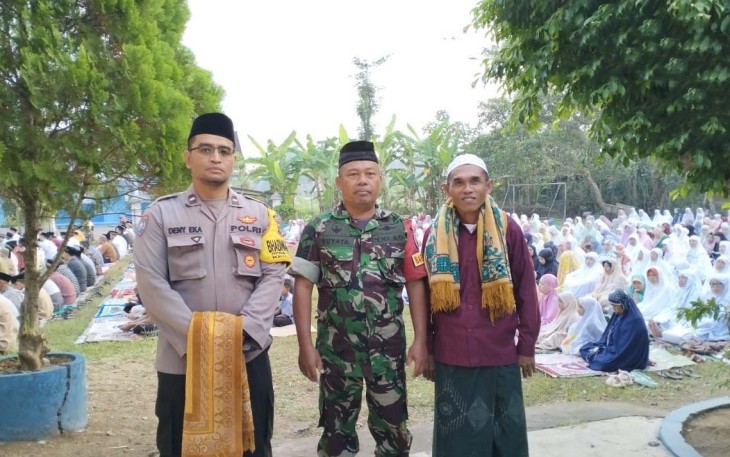Babinsa dan Bhabinkamtibmas saat Amankan Sholat Idul Adha 1445 H di Desa Tumpuk, Trenggalek