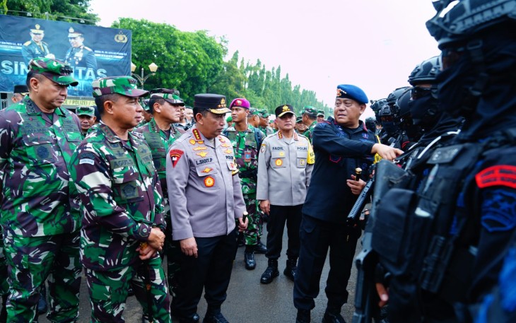 Panglima TNI Jenderal TNI Agus Subiyanto bersama Kapolri Jenderal Pol Listyo Sigit Prabowo meninjau  dan memastikan  kesiapan aparat TNI-Polri yang tergabung dalam Operasi Mantap Brata 2024, bertempat di Pos Komando Taktis (Poskotis) kawasan Silang Monas, Jakarta Pusat, Rabu (14/2/2024)
