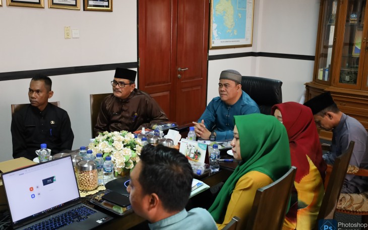 Selama bulan Ramadan 1445 H ini, Pemkab Bintan mulai memberlakukan kebijakan mengatur jam kerja Aparatur Sipil Negara (ASN) atau PNS Pemkab Bintan. Sesuai edaran dari Bupati Bintan, Roby Kurniawan, jam kerja efektif ASN dan Non ASN Pemkab Bintan selama satu minggu yaitu 32,50 jam per minggu