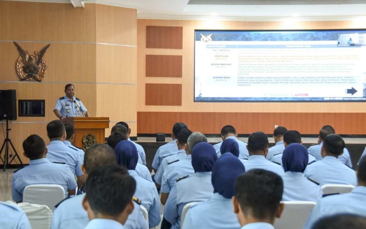 Wadan Koharmatau Marsekal Pertama (Marsma) TNI Talawide, S.T., saat membuka acara Bimtek dan Sosialisasi Penilaian Risiko kepada personel Koharmatau dan jajaran, di Gedung Budiardjo, Bandung, Jawa Barat, Rabu (10/01/2024)