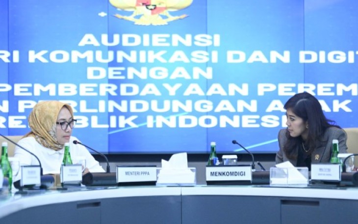 Menkomdigi Meutya Hafid bersama Menteri PPPA Arifah Fauzi di Jakarta, Senin (18/11)