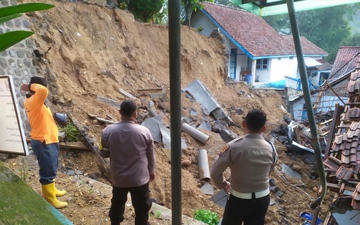 Kondisi SMP Negeri 1 Jenawi setelah tertimpa talut yang ambrol akibat diguyur hujan deras dan longsor pada Senin (1/1/2024) malam.
