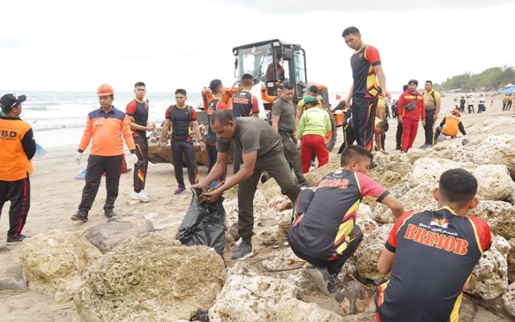 Kasdam IX/Udayana saat Hadiri Gerakan Bersih Sampah dan Olahraga Bersama di Sepanjang Pantai Kuta