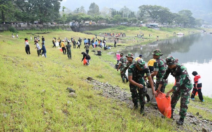 Sinergitas TNI Polri dan Semua Elemen Jaga Kebersihan Lingkungan
