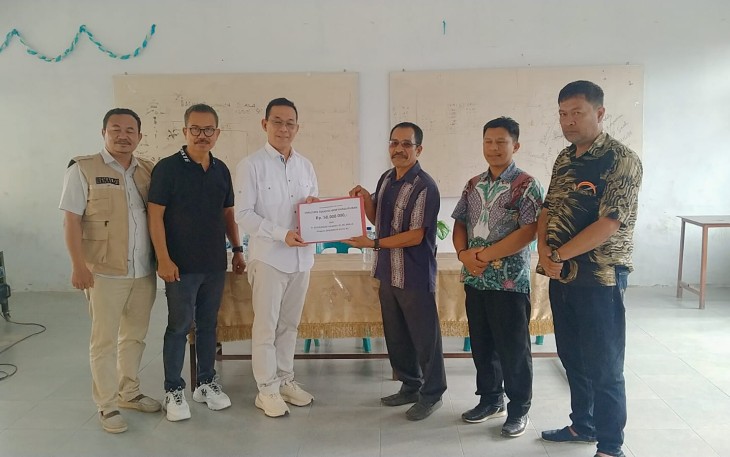 Gus Irawan Bersama Renaldi Naibaho Serahkan Bantuan Rp 250 Juta ke SMK HKBP dan 2 Gereja