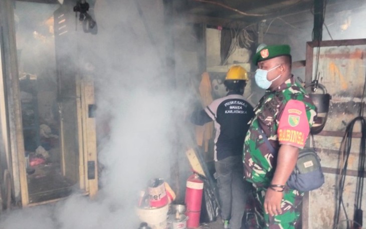  Babinsa dari Koramil 1710-02/Timika untuk selalu berupaya membantu warga binaannya agar tidak terjangkit malaria dengan rutin memberikan himbauan kepada warga untuk selalu mematuhi pola hidup sehat maupun dengan melaksanakan pendampingan petugas kesehatan dalam kegiatan penyemprotan cairan Pestisida ke rumah warga, Minggu (14/01/2024)
