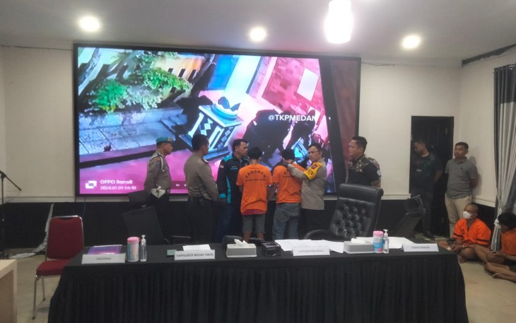 Kapolrestabes Medan, Kombes Pol Teddy Marbun didampingi Kapolsek Medan Timur, Kompol Bris Napitupulu, Kanit Pidum, AKP Maratua Manik, SH, MH serta Kasi Humas, Iptu Nizar Nasution saat konferensi pers pada Selasa (16/1/2024) di Mapolrestabes Medan