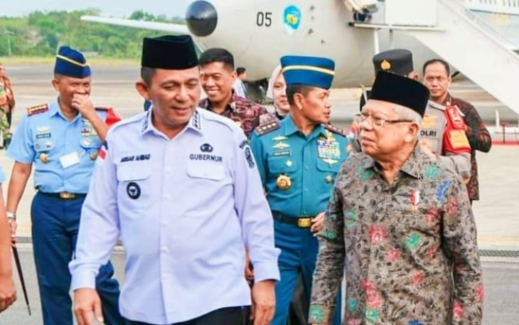 Wakil Presiden RI Maruf Amin bersama Ibu Wury Estu Handayani Maruf Amin tiba di Bandara Raja Haji Fisabilillah, Tanjungpinang, Kepulauan Riau pada Kamis (14/3) sore. Wapres Maruf Amin beserta rombongan mendarat di Tanjungpinang sekitar pukul 16.29 WIB menggunakan pesawat Boeing 737-400 milik TNI AU