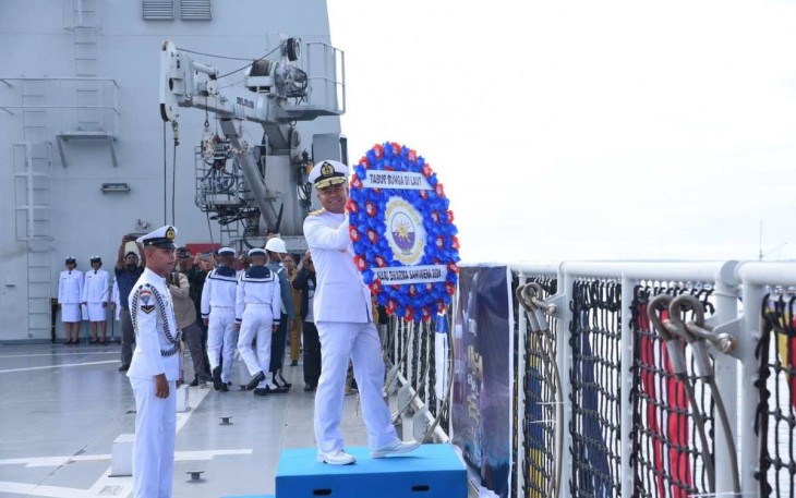 Kepala Staf Koarmada III Laksamana Pertama TNI Singgih Sugiarto, S.T., M.Si., yang mewakili Panglima Komando Armada III (Pangkoarmada III) Laksamana Muda TNI Hersan, S.H., M.Si., M.Tr.Opsla, memimpin upacara tabur bunga dalam rangka memperingati Hari Dharma Samudera Tahun 2024, yang dilaksanakan di Geladak Helikopter KRI dr. Wahidin Sudirohusodo-991 yang sedang layar di sekitar perairan Dermaga Lantamal XIV Sorong Papua Barat Daya