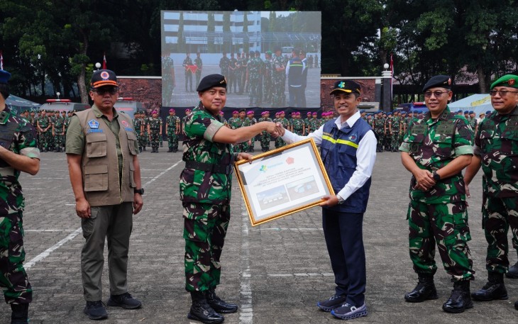 Irjen TNI Laksdya TNI Dadi Hartanto, M.Tr. (Han)., M.Tr.Opsla didampingi Wakil Menteri Kesehatan Dante Saksono Harbuwono mengukuhkan Emergency Medical Team (EMT) TNI tahun 2024, bertempat di Lapangan Apel Gedung B3 Mabes TNI, Cilangkap, Jakarta Timur