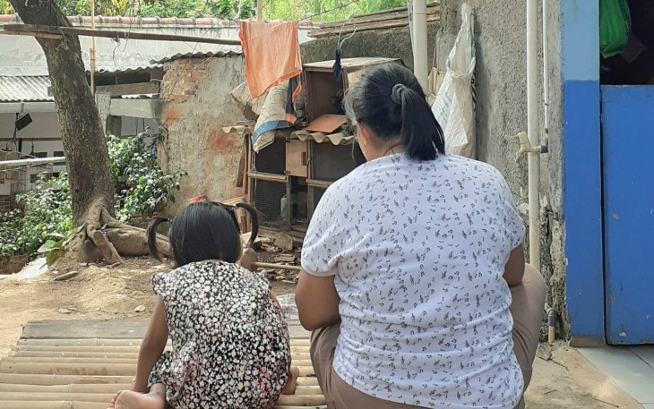 Kedekatan seorang ibu dan anak yang sedang berada di sekitar rumah, Jakarta Timur. (Foto : Nurhanifah)
