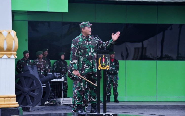 Danrem 132/Tdl, Brigjen TNI Dody Triwinarto, S.I.P., M.Han, saat memimpin upacara bendera awal bulan, Senin kemarin (5/2/2024) di Makorem 132/Tdl, Kota Palu, Sulawesi Tengah. 