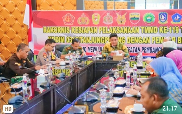 Bupati Bintan Robby Kurniawan memimpin Rapat Kesiapan pelaksanaan TNI Manunggal Masuk Desa (TMMD) Ke 119 Tahun 2024. Diikuti oleh jajaran Markas Komandan Distrik Militer (Makodim) 0315/TPI, Kapolres Bintan, Kejari Bintan dan OPD terkait, pembahasan langsung difokuskan pada kesiapan waktu hingga teknis kegiatan, Kamis (18/01) di Ruang Rapat II Bandar Seri Bentan