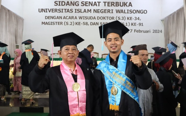 Ayah dan Anak saat Wisuda Bareng di UIN Walisongo Semarang
