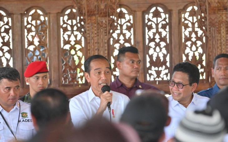 Presiden Jokowi didampingi Menteri Desa Pembangunan Daerah Tertinggal dan Transmigrasi (Mendes PDTT) Abdul Halim Iskandar saat meninjau Desa Wisata Pagak, Kecamatan Purwareja Klampok, Kabupaten Banjarnegara, Jawa Tengah.