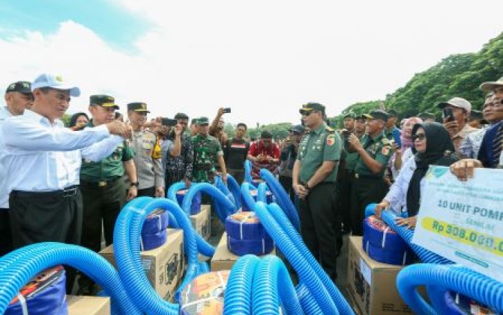 Mentan RI Andi Amran Sulaiman menyerahkan ribuan pompa air di lapangan Kodam V Brawijaya Jawa Timur, Kamis (18/4)