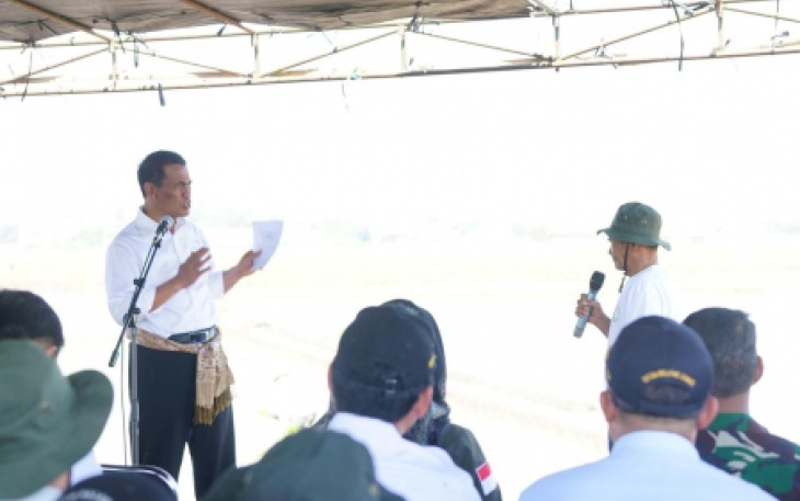 Mentan RI Andi Amran Sulaiman berdialog dengan petani di Bandung 