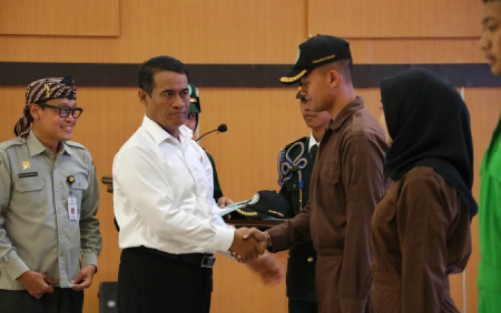 Mentan Andi Arman Sulaiman melepas mahasiswa Polbangtan 