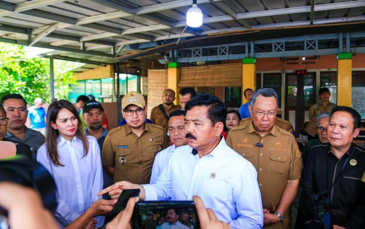 Menteri ATR/Kepala BPN, Hadi Tjahjanto usai menyerahkan sertipikat tanah PTSL secara door to door di Gang Salem, Kecamatan Serpong, Kota Tangerang Selatan, Selasa (13/02/2024)