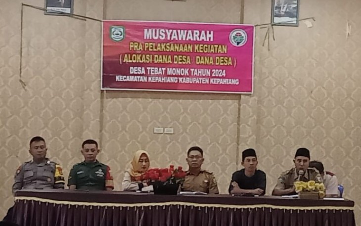 Musyawarah Pra Pelaksanaan Kegiatan yang dipimpin Pjs. Kades Tebat Monok, Arismansyah di Aula Desa Tebat Monok, Senin (01/04/2024).