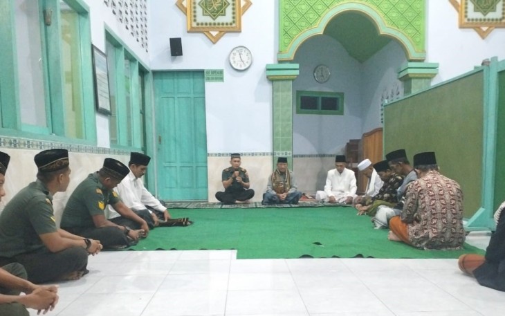 Babinsa Trenggalek saat Membangun Kedekatan dengan Masyarakat Lewat Sholat Subuh Berjamaah
