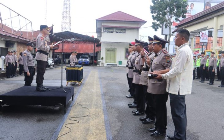 Kapolres Tapsel, AKBP Yasir Ahmadi, memimpin Upacara Sertijab dua Kapolsek dan tiga Kasat