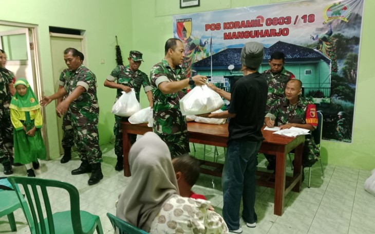 Posramil 18/Manguharjo, Kodim 0803/Madiun memberikan bantuan sembako kepada warga kurang mampu di wilayah Kecamatan Manguharjo Kota Madiun