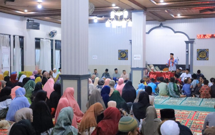 Bupati Pasaman Sabar AS saat hadiri peringatan Isra' mikraj Nabi Muhammad SAW sekaligus penyambutan bulan suci ramadhan di Masjid Istiqamah Jorong Padang Petok, Nagari Panti Selatan (Pansel) Kecamatan Panti, Jumat (16/02 malam.  
