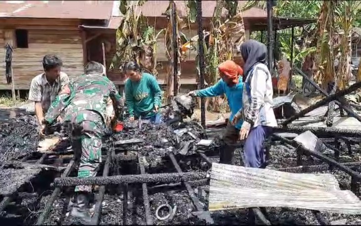Babinsa Rantau Keminting saat Bantu Padamkan Kebakaran Rumah Warga