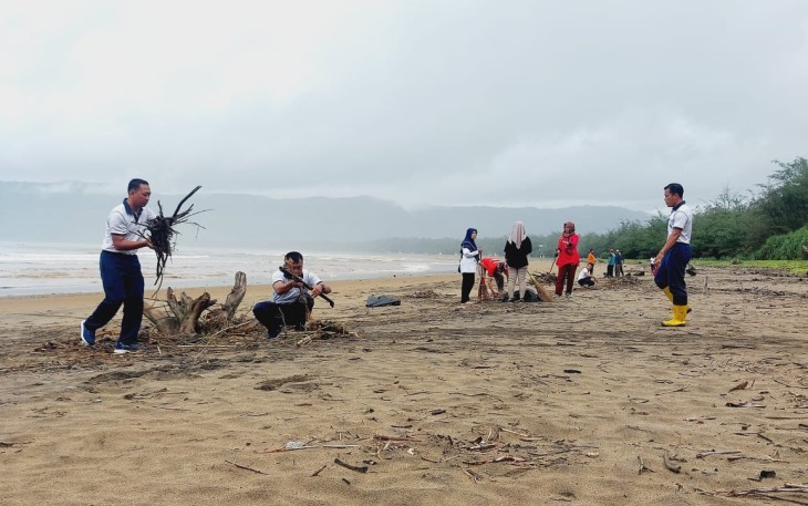 Lanal Pacitan Gelar Bersih Pantai
