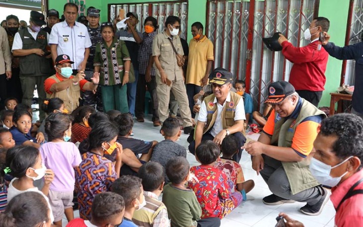 Deputi Bidang Logpal BNPB Lilik Kurniawan bersama Tenaga Ahli BNPB Bambang Eko Pratolo, SAATmelakukan kunjungan kerja ke lokasi terdampak erupsi gunungapi Lewotobi Laki-Laki di Kabupaten Flores Timur, Nusa Tenggara Timur, Kamis (4/1).