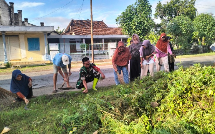  Anggota Koramil Kendal Kerja Bakti Bersihkan Lingkungan