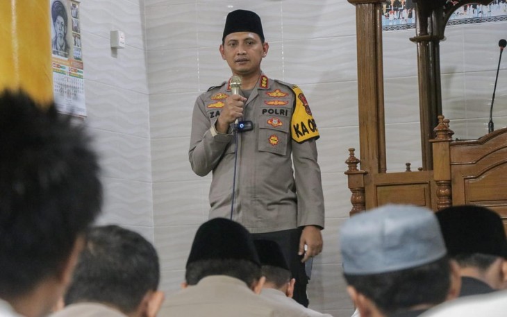 Kapolres Metro Tangerang Kota, Komisaris Besar Polisi Zain Dwi Nugroho, S.H.,S.ik,M.si mengisi kuliah tujuh menit atau kultum disela pelaksanaan Shalat Tarawih berjamaah di Masjid Nurul Jihad, Buaran PLN, RT 001 RW 004, Kelurahan Cikokol, Kecamatan Tangerang, Kota Tangerang. Jum'at (15/3/2024) malam WIB