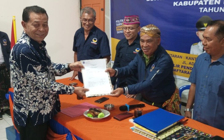 Wakil Bupati Manggarai Herybertus Ngabut, SH mendaftar Partai Nasdem untuk menjadi kandidat Bacabub pada Pilkada Manggarai yang mendatang, Rabu (1/5/2024)