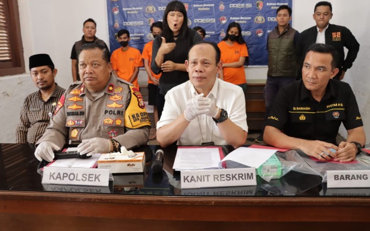 Kapolsek Palmerah Polres Metro Jakarta Barat, Kompol SUGIRAN, S. Pd, MM, didampingi Kasi Humas, Akp DIAMAN SARAGIH, dan Kanit Reskrim, AKP RONI, S.Ag, SH., saat konferensi pers.