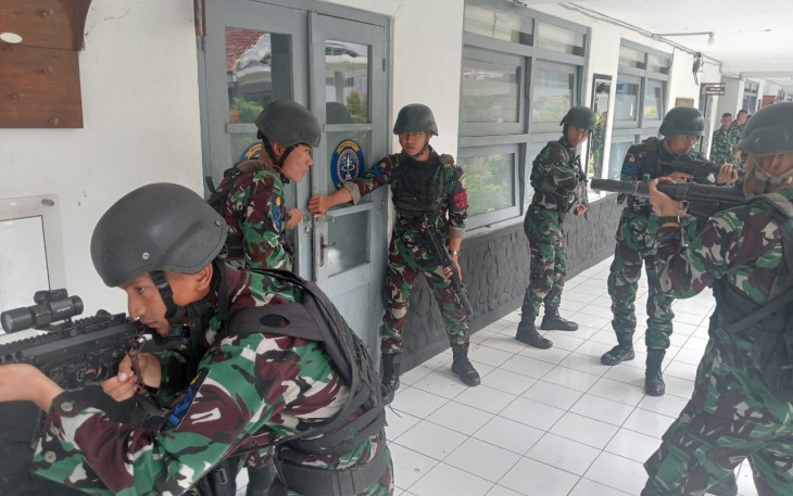 Siswa Pendidikan Pertama Tamtama (Dikmata) TNI Angkatan Laut (TNI AL) Angkatan 43 Gelombang 1 Pusdiklek Kodiklatal melaksanakan latihan Tim Visit Board Search and Seizure (VBSS) dengan dua orang Instruktur dari Sekolah Komando Pasukan Katak (Sekopaska) Pusdiksus Kodiklatal, bertempat di Pusdiklek Kodiklatal, Bumimoro Surabaya, Selasa (23/01/2024)
