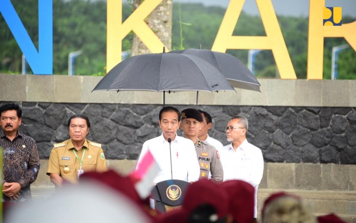Presiden RI Jokowi didampingi Menteri Pekerjaan Umum dan Perumahan Rakyat (PUPR) Basuki Hadimuljono meresmikan Bendungan Karian yang merupakan salah satu Proyek Strategis Nasional (PSN), Senin (8/1/2024)
