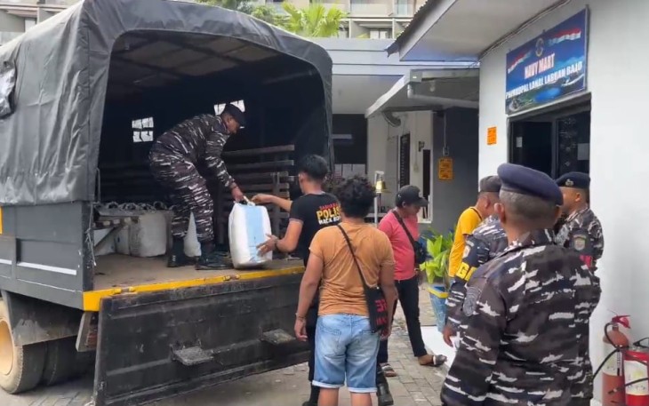 Satgas Pam Nataru TNI AL saat amankan barang bukti