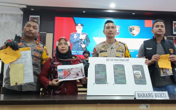 Hasil autopsi jenazah JS (korban KDRT meninggal dunia di Gondangrejo) dan barang bukti ditunjukkan polisi dan dokter forensik saat konferensi pers di Mapolres Karanganyar, Selasa (10/9/2024).