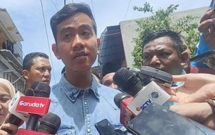 Calon wakil presiden nomor urut 2 Gibran Rakabuming Raka usai acara pertemuan dengan relawan di hotel Kartika Chandra, Jakarta, Senin (5/2/24).