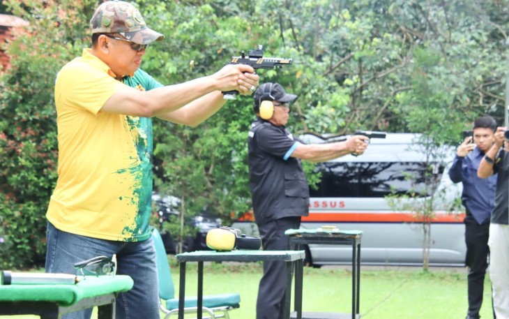 Ketua MPR RI sekaligus Wakil Ketua Umum Partai Golkar dan Ketua Umum Perkumpulan Pemilik Izin Khusus Senjata Api Bela Diri Indonesia (PERIKHSA) Bambang Soesatyo  latihan menembak bersama Danjen Kopassus Mayjen TNI Djon Afriandi, di Mako Kopassus, Cijantung, Jakarta, Minggu (10/3) 